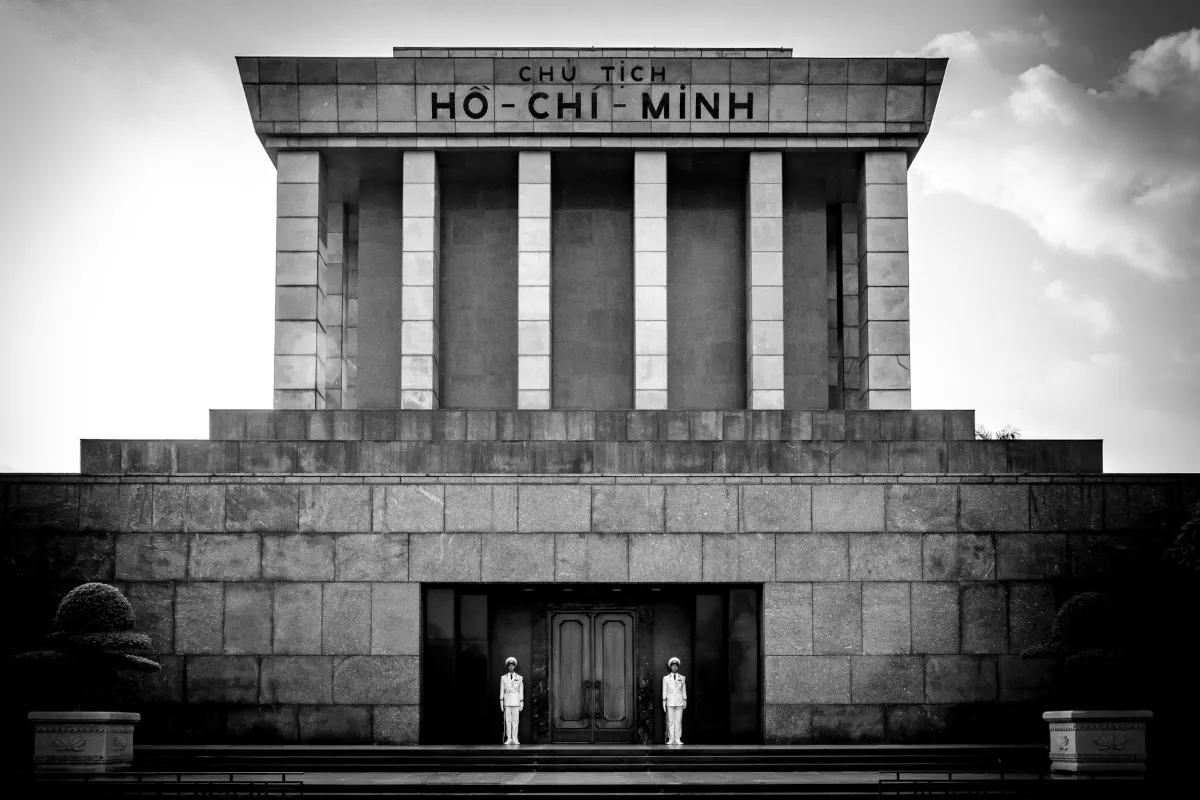 Solemn photo of Ho Chi Minh Mausoleum in Hanoi with honor guards standing at the entrance