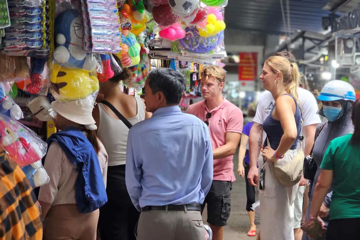 Explore Dong Ba Market