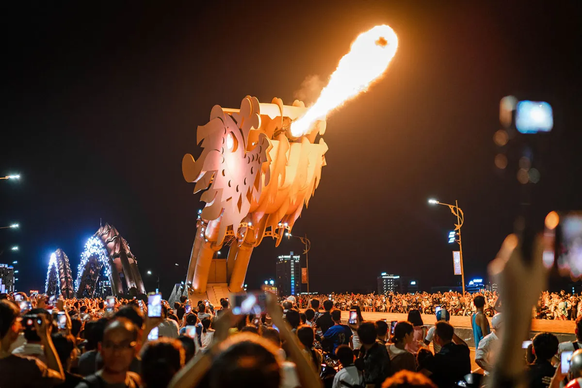 Watch the Dragon Bridge Fire Show