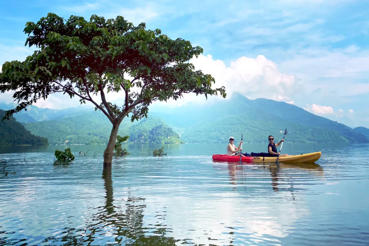 Kayak on Hoa Binh Lake