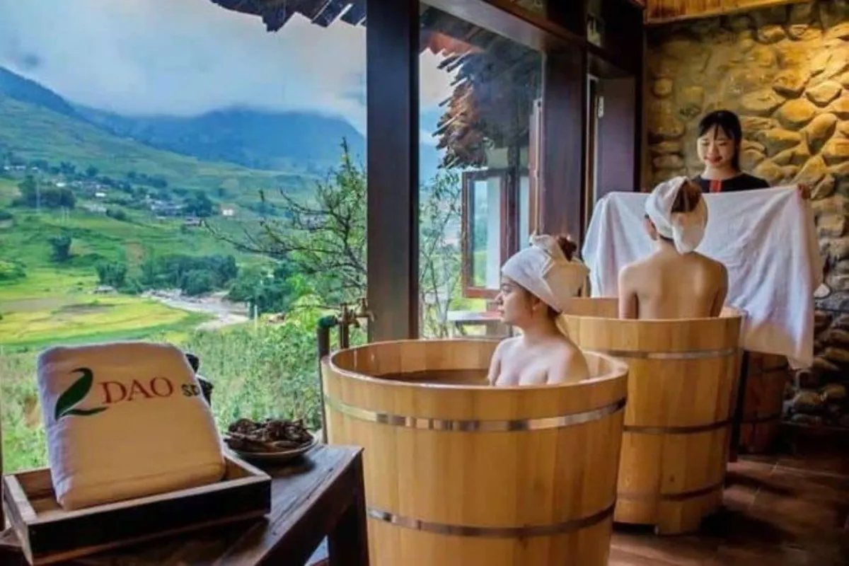 Red Dao herbal bath in Ta Phin