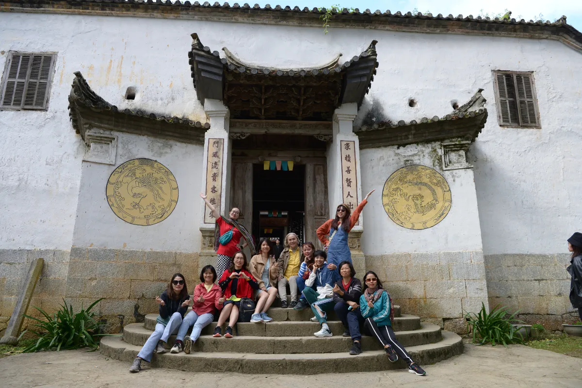 Visit Vuong Chinh Duc's Palace