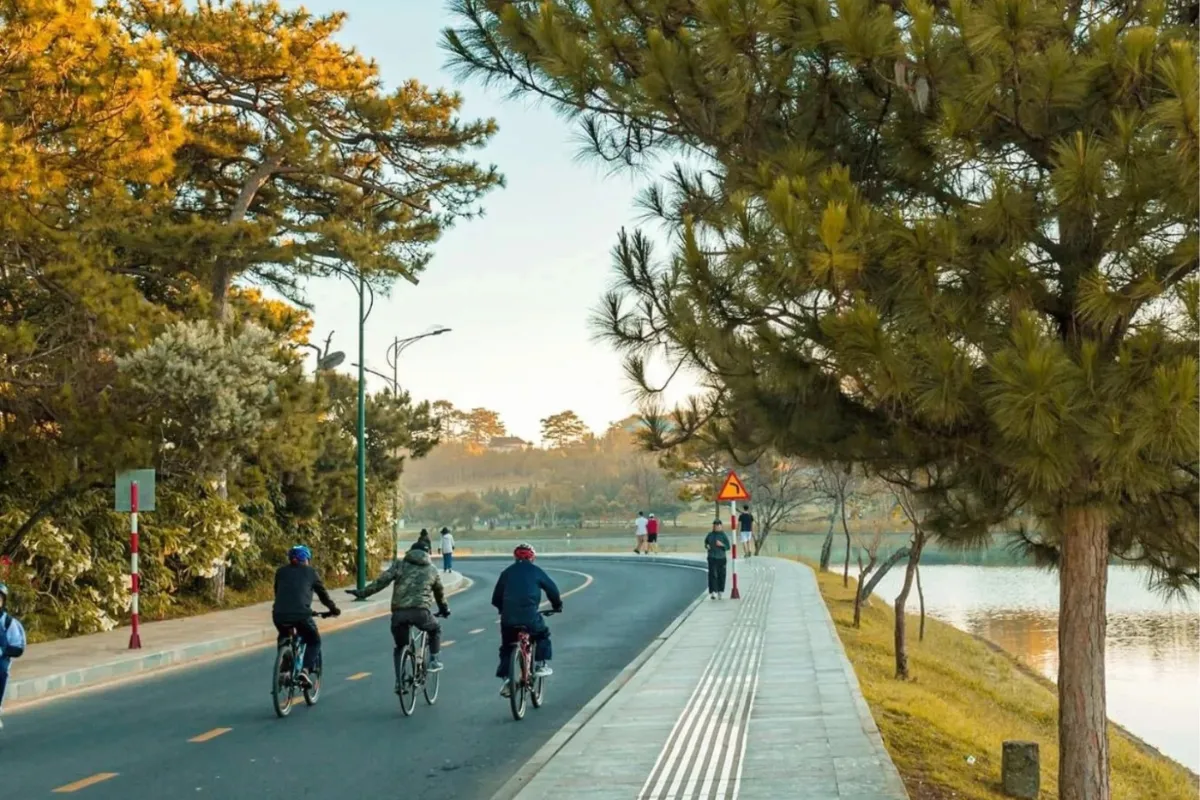 Walk or Cycle Around Xuan Huong Lake